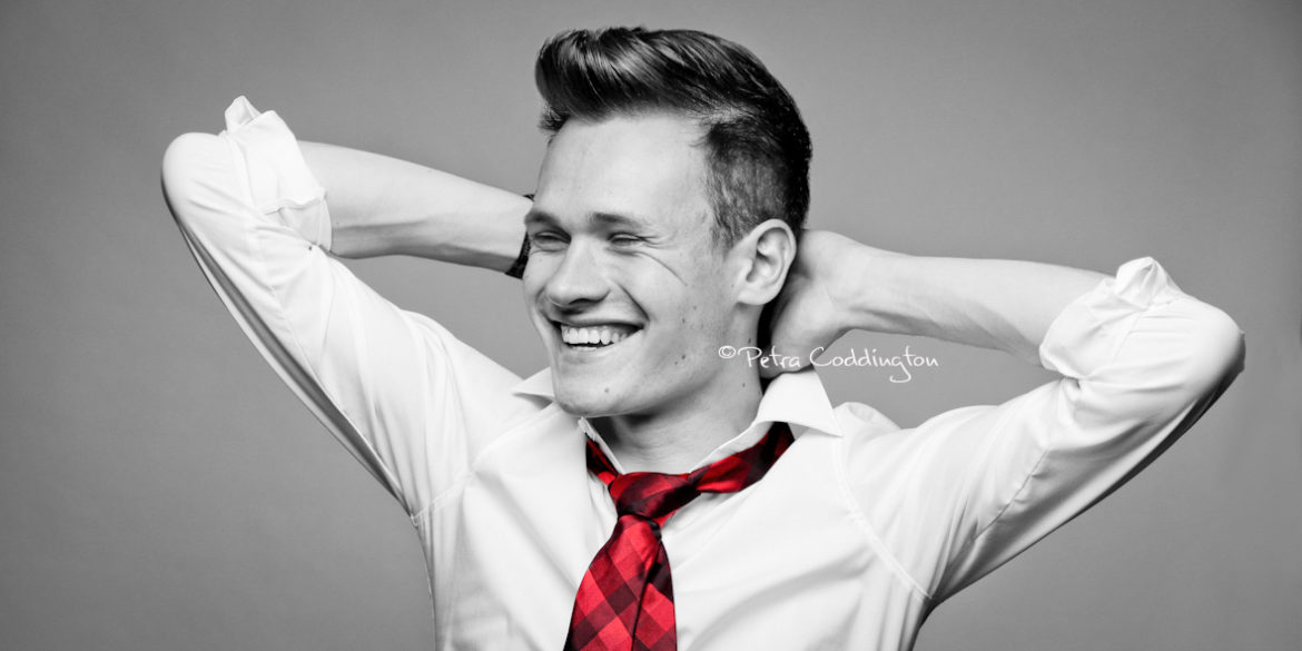 Portraitfoto junger Mann weißes Hemd rote Krawatte schwarz-weiß und Farbe gemischt