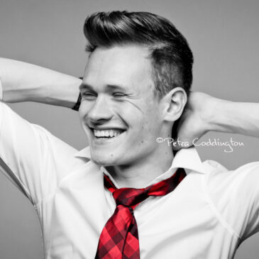 Portraitfoto junger Mann weißes Hemd rote Krawatte schwarz-weiß und Farbe gemischt