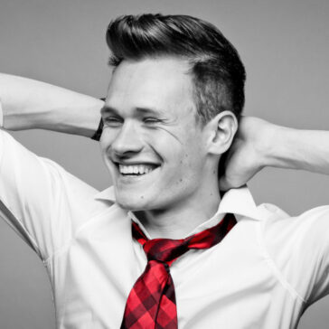 Portraitfoto im Fotostudio junger Mann weißes Hemd rote Krawatte schwarz-weiß und Farbe gemischt
