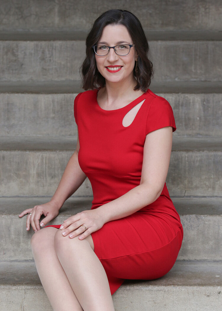Businessportrait Frau im roten Kleid auf Treppe