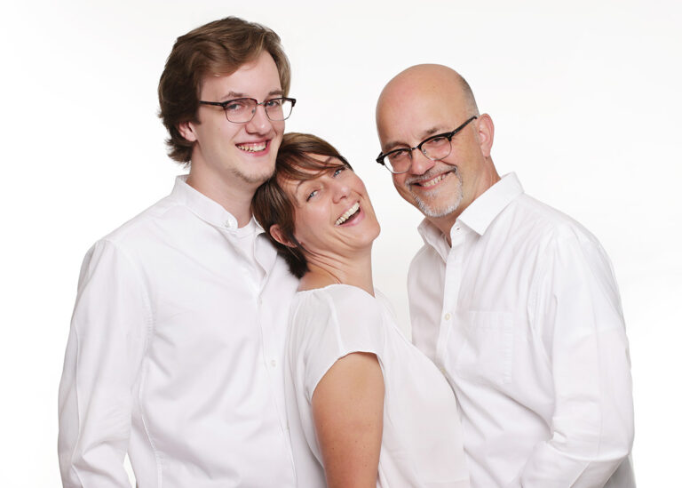 Familienfotos 3 Personen weiß gekleidet lachend