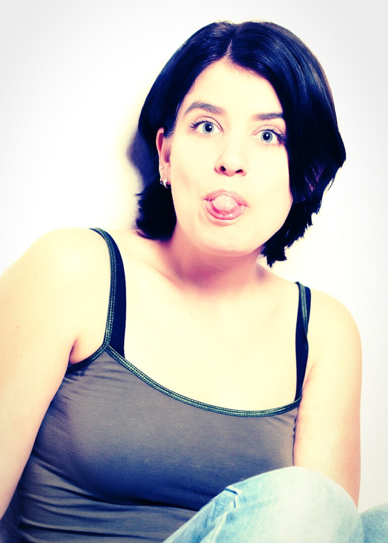 Portraitfotos Frau streckt Zunge heraus