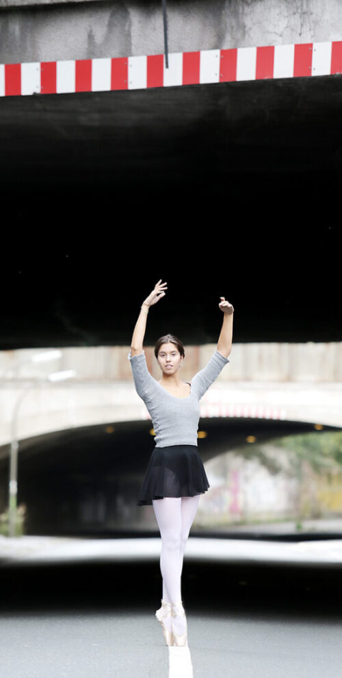 Fotostudio junge Ballerina vor Industriekulisse