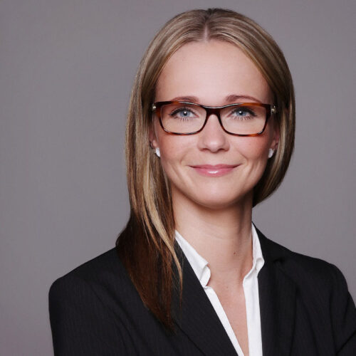 Bewerbungsfotos junge Frau mit Brille grauer Hintergrund