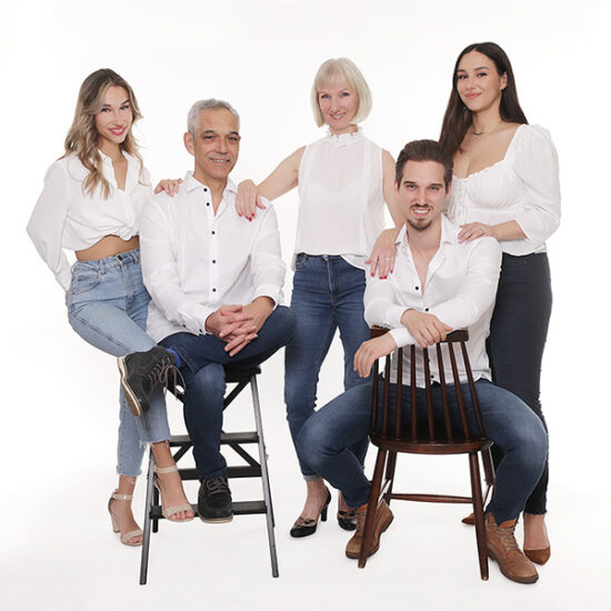 Familie als Gruppe in Jeans und weißem Oberteil
