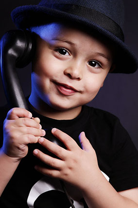 Kinderfotos Dortmund Junge mit Telefonhörer