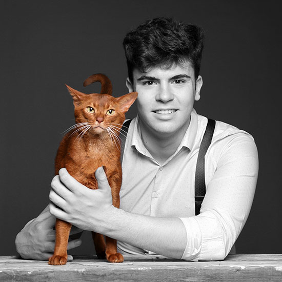 wichtige Fotos junger Mann in sw mit Katze in Farbe im Fotostudio