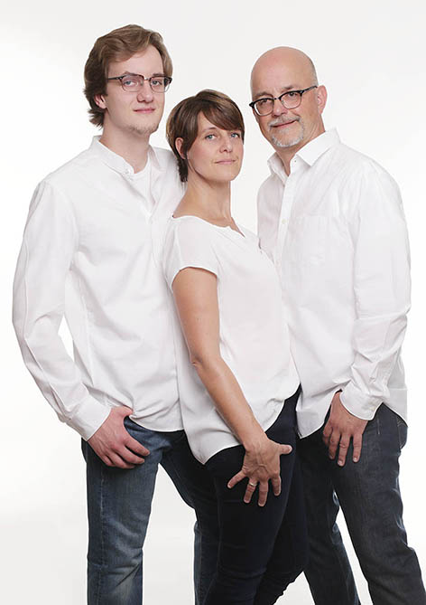 Familienfotos Fotoshooting Dortmund 3 Personen auf hellem Hintergrund