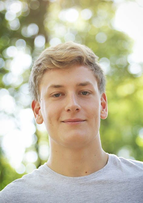Teenager Portraits junger Mann im Grünen Outdoor