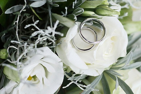 Hochzeitsfotos Dortmund Ringe auf Blumenstrauß