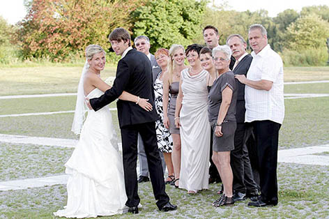 Familienfoto Hochzeitfoto Gruppe im Grünen