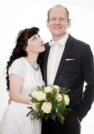 Hochzeitsfoto Paar im Fotostudio weißer Hintergrund