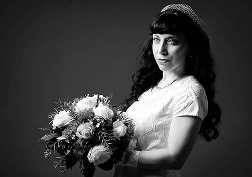 Hochzeitsfoto im Fotostudio Braut mit Strauß schwarz-weiß
