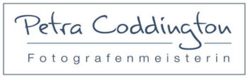 Logo Petra Coddington Fotostudio Dortmund blaue Schrift auf weißem Grund