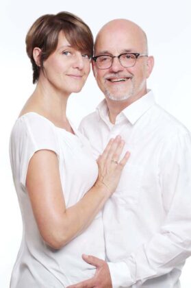Paarportrait Pärchenshooting Paar in weißer Kleidung