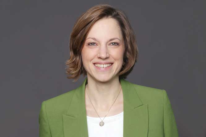 Bewerbungsfotos Karriere Profilbild lachende Frau im grünem Jackett