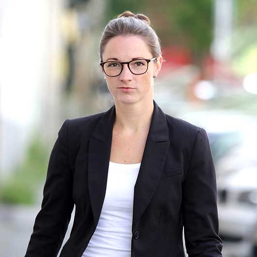 Bewerbungsfotos Dortmund moderne Profilbilder junge Frau vor unscharfem Hintergrund