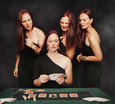 Businessfoto Collage ein Frau am Tisch 3x die selbe Frau dahinter