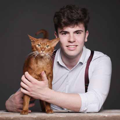 Portraitfotografie junger Mann mit Katze