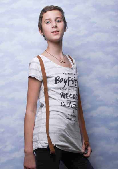 Portraitfoto Teeanger im T-Shirt mit Hosenträgern