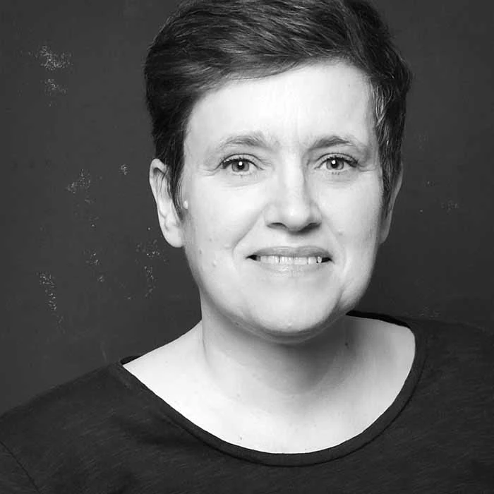Portraitfotografie Petra Coddington Selbstportrait Selfie in sw im Fotostudio
