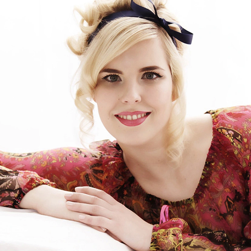 Beautyfoto Glaourfotografie
junge Frau vor hellem Hintergrund