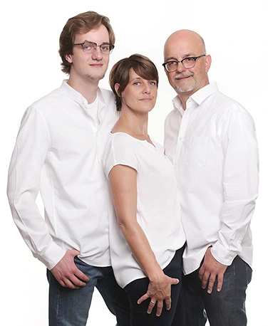 Familien Fotoshooting Dortmund Mutter Sohn Mann Vater weiße Kleidung Fotostudio Dortmund