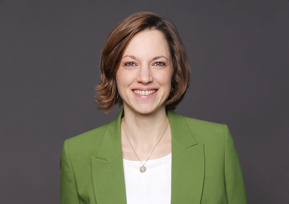 Bewerbungsfotos Karriereportraits Profilbilder Linkedin lachende Frau im grünem Jackett Dortmund