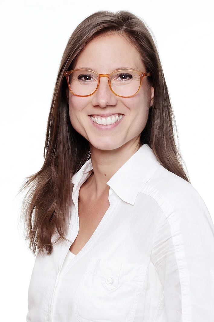 Headshot Mitarbeiterfotos lachende Frau vor weißem Hintergrund Dortmund