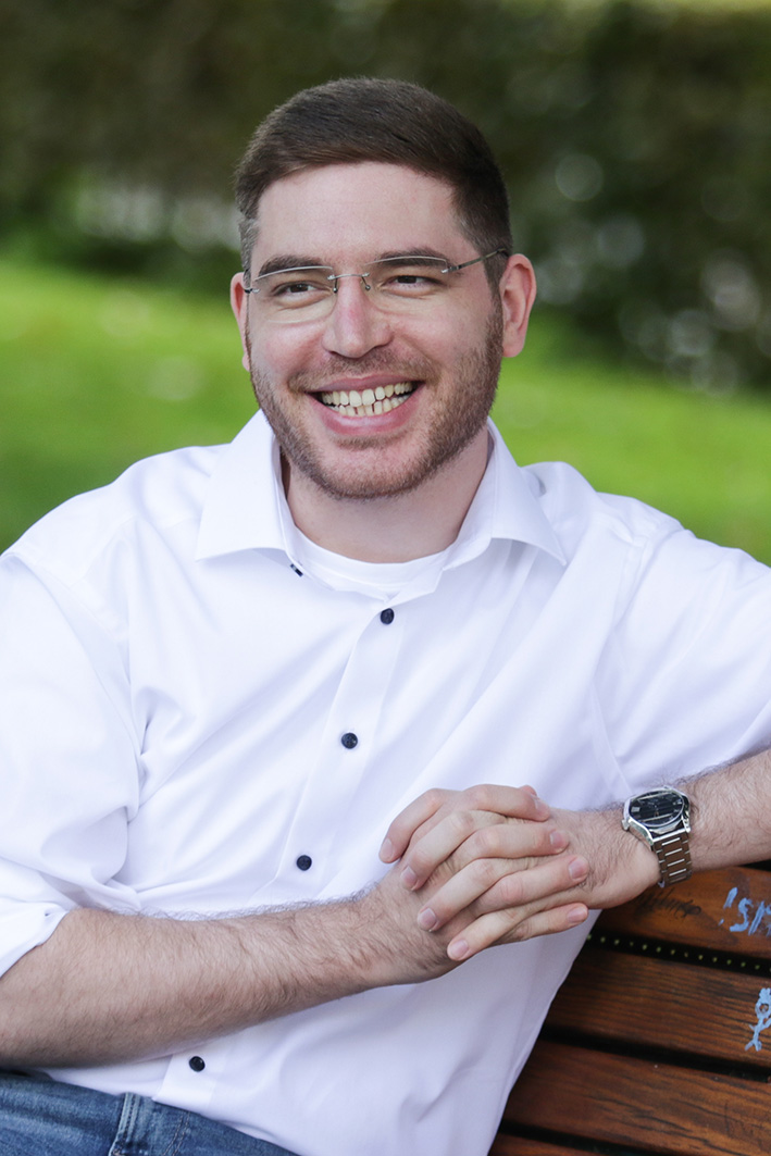 Businessfoto Personal Branding Fotografie junger Mann auf Parkbank